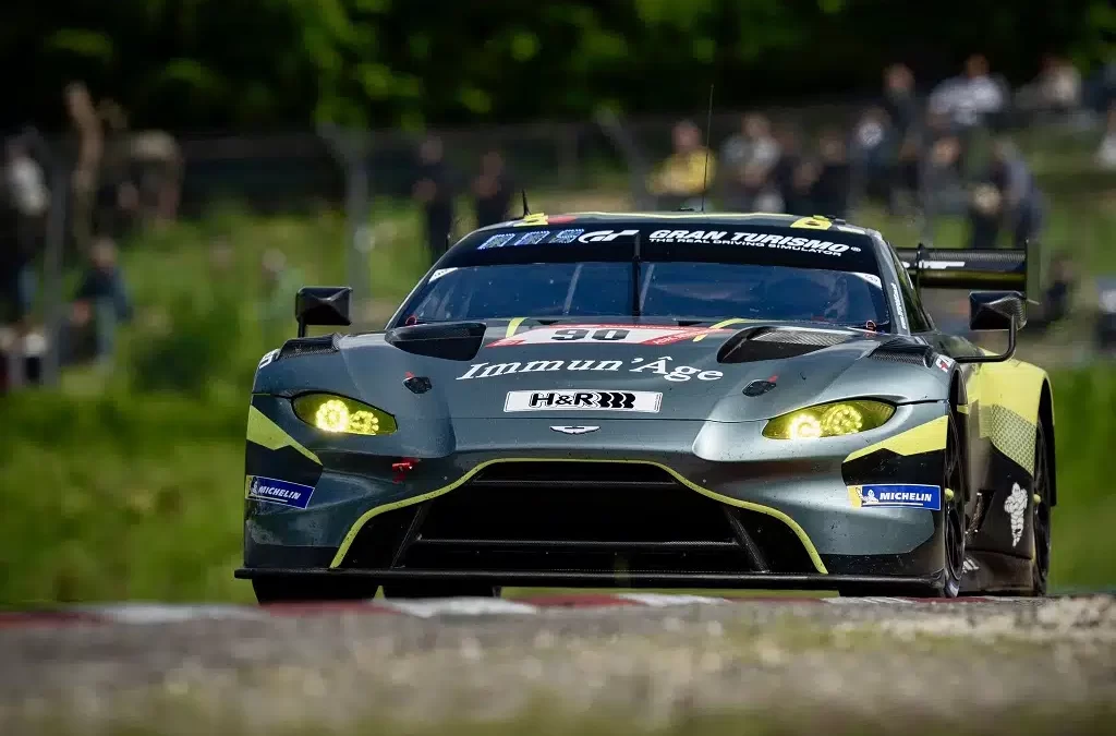 24H du Nürburgring – H+5 : L&rsquo;Aston Martin #90 mène sous le soleil couchant