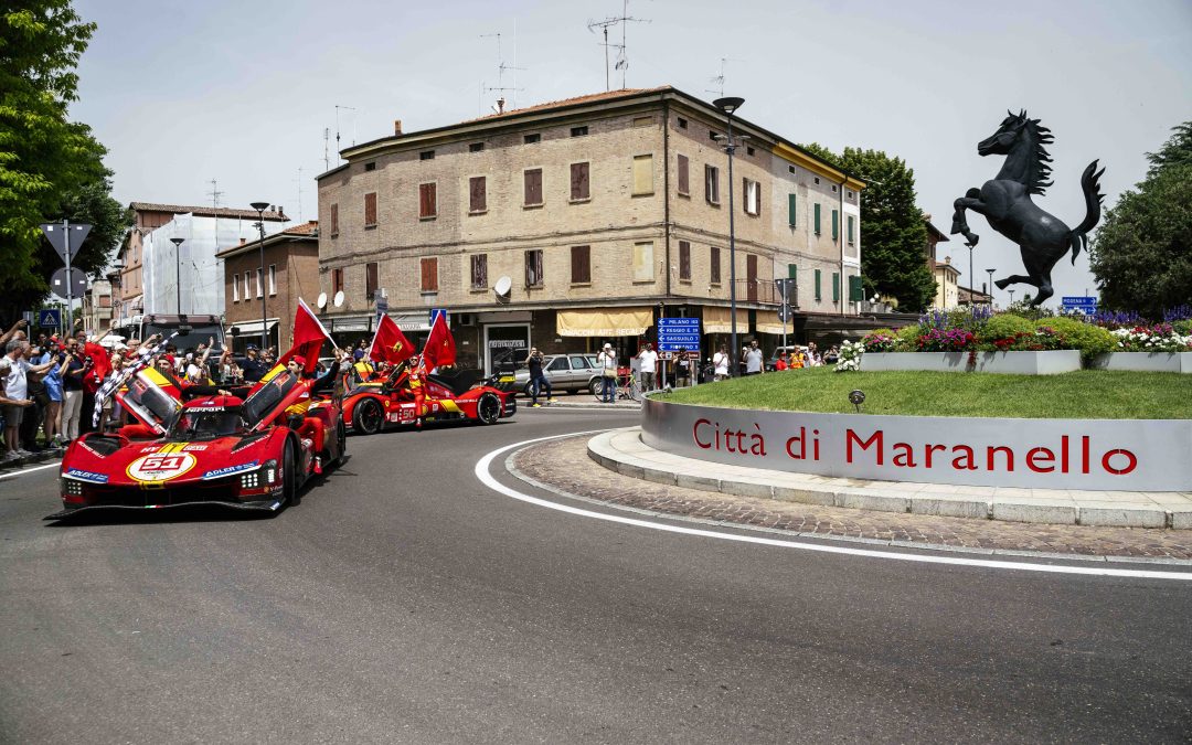Les deux Ferrari 499P dans les rues de Maranello après la victoire aux 24 Heures du Mans
