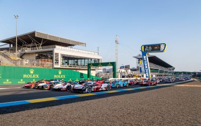 La photo de famille des pilotes et des voitures du Centenaire des 24 Heures du Mans