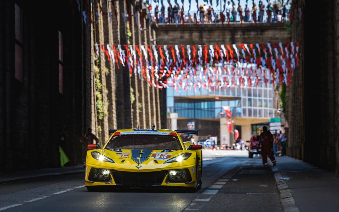 Photos : Huit voitures de course paradent dans les rues du Mans