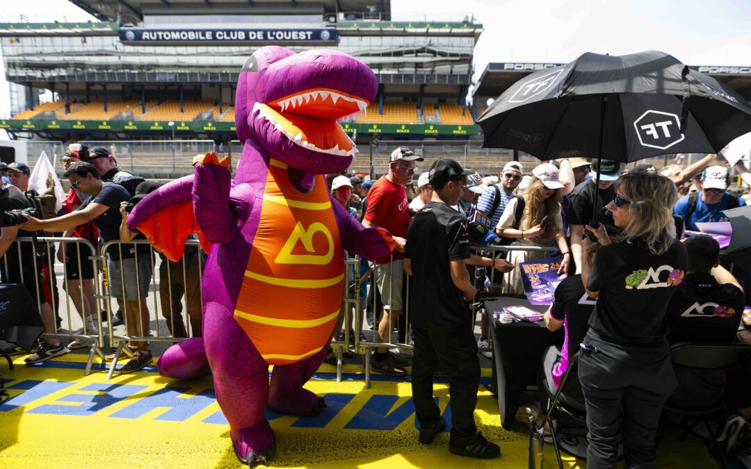 La séance de dédicaces du mardi change de format aux 24 Heures du Mans