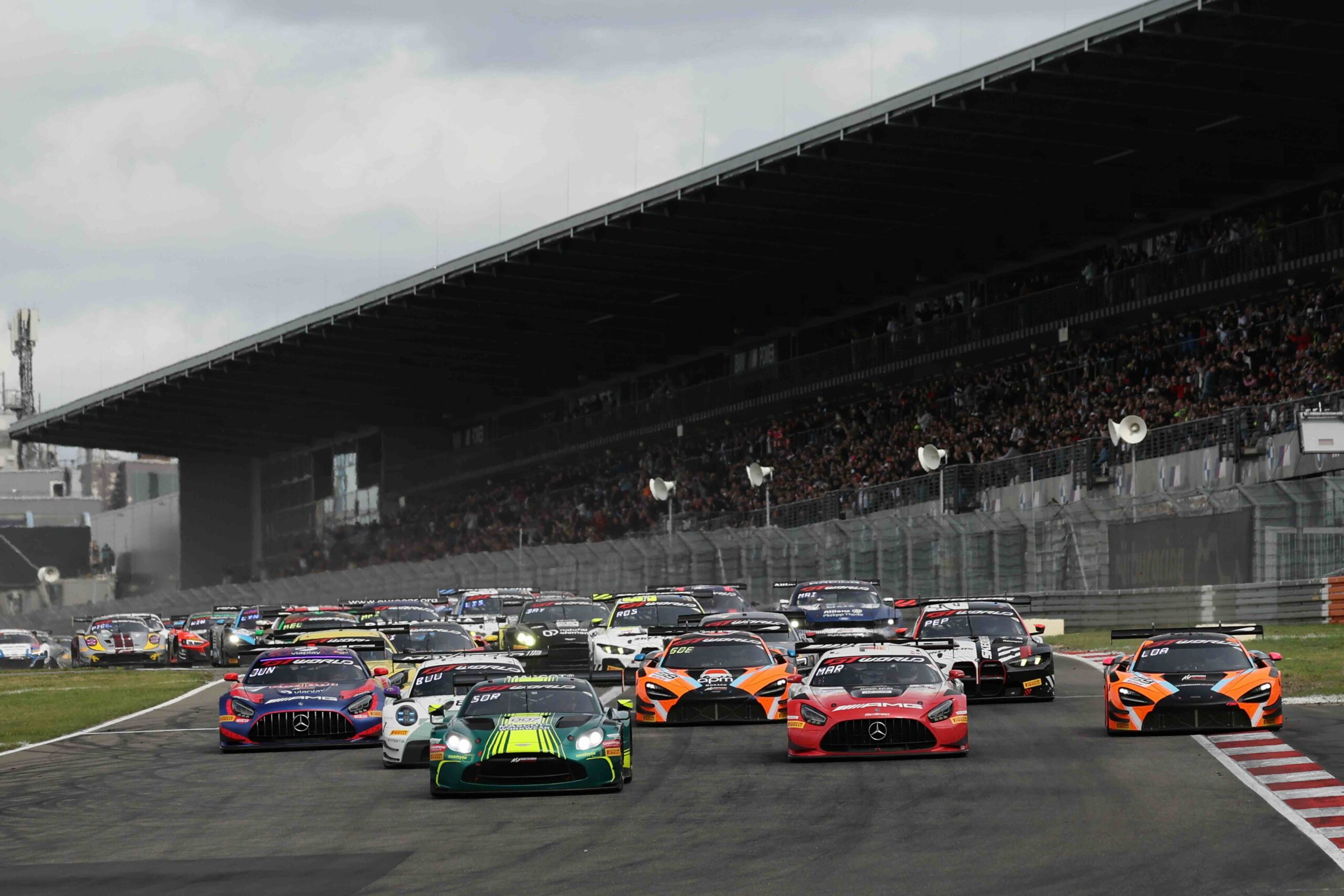 Course maîtrisée par Comtoyou Racing avec l'Aston Martin n°007 au Nürburgring